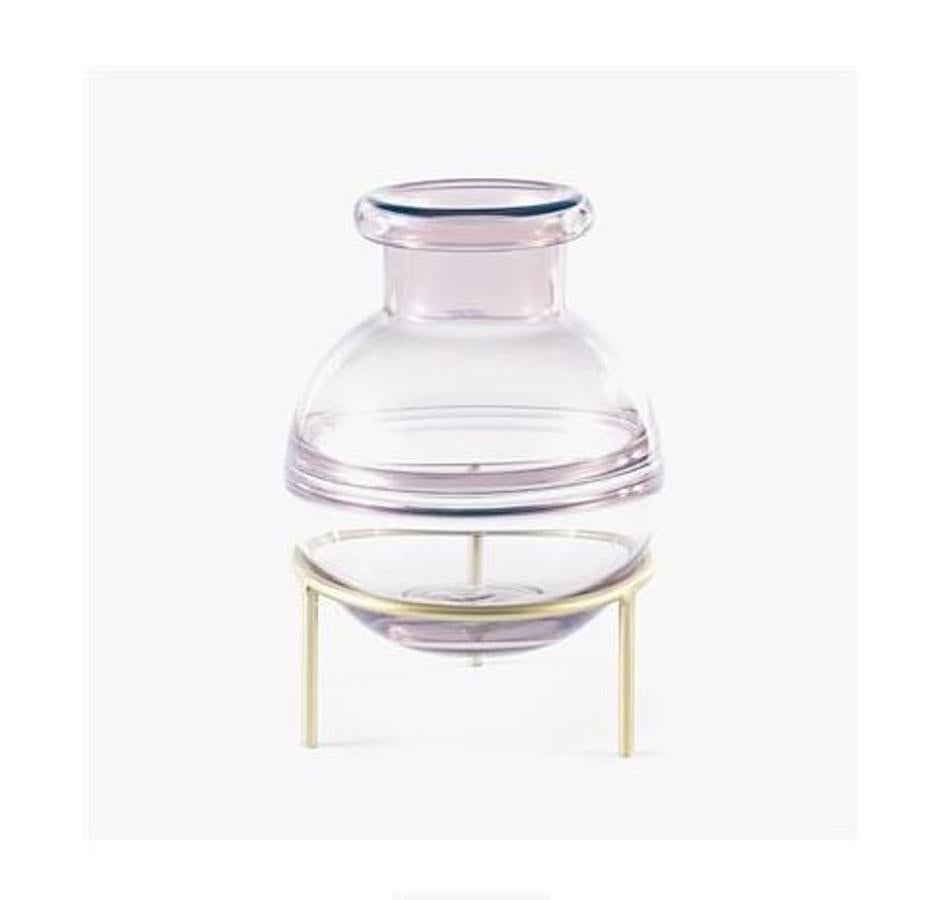 Jarrón con soporte dorado de A loja do gato preto, (19,95 euros).