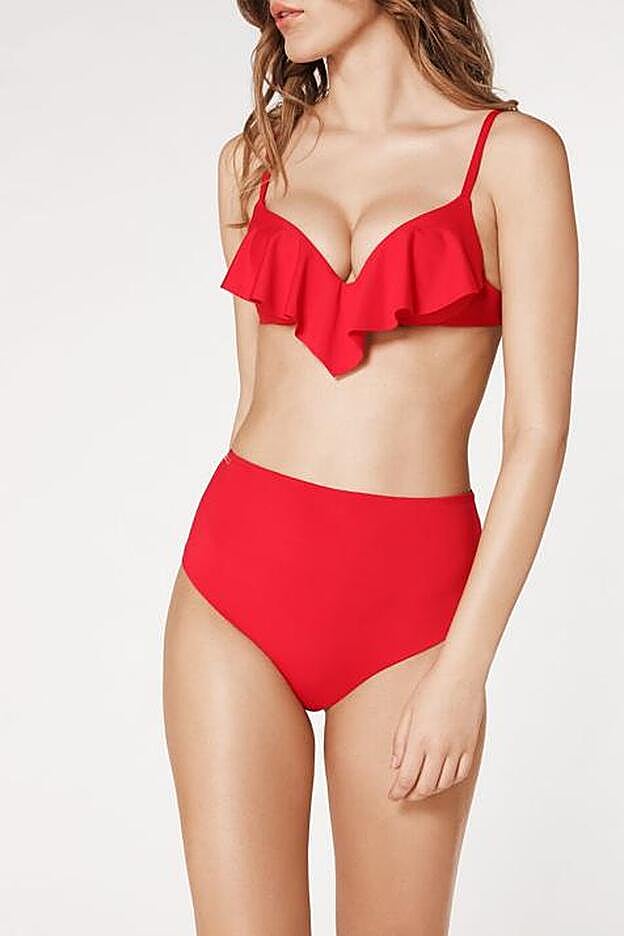 Bikini con top de volante y braga retro, de Calzedonia..