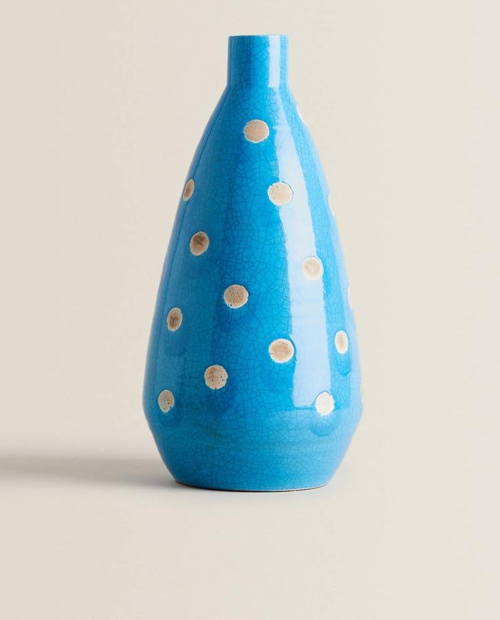 Jarrón azul con detalles de Zara Home, (29,99 euros).