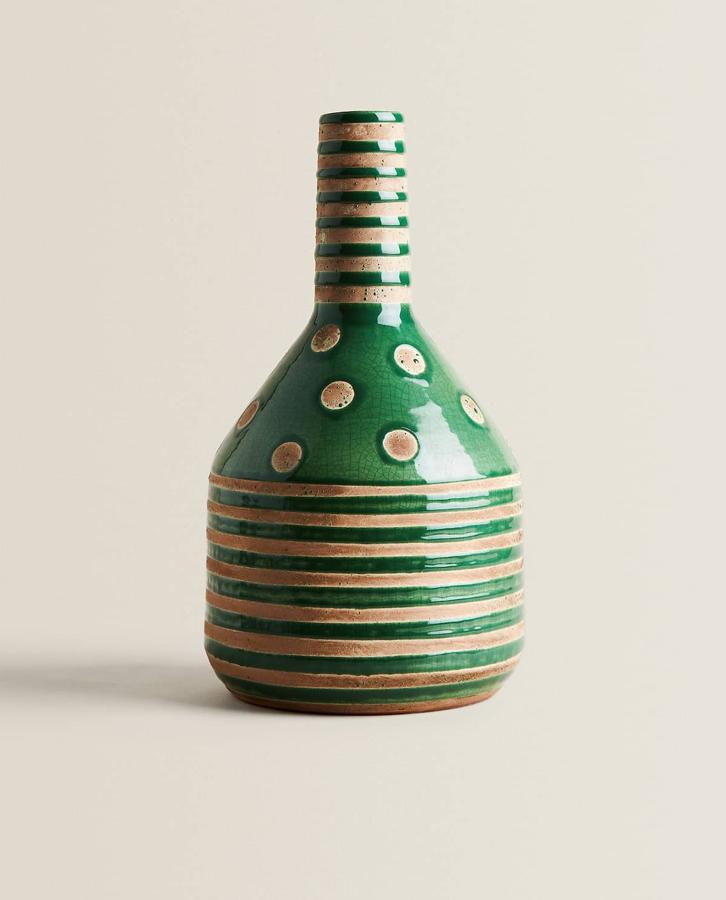Jarrón verde rústico de Zara Home, (25,99 euros).