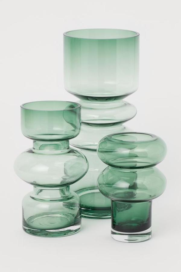 Jarrones de vidrio verde de H&M Home, (7,99 euros).