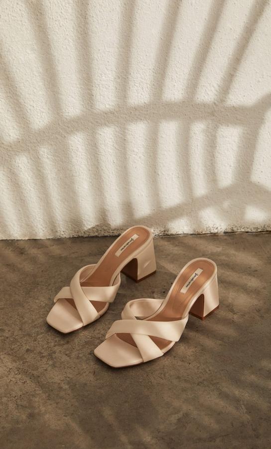 Sandalias en color crudo con tacón ancho y tiras acolchadas (19,99 euros).