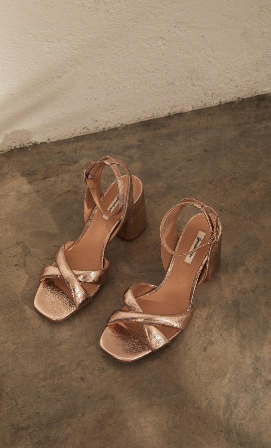 Sandalias de tacón metalizadas con pulsera y hebilla en el tobillo (22,99 euros).
