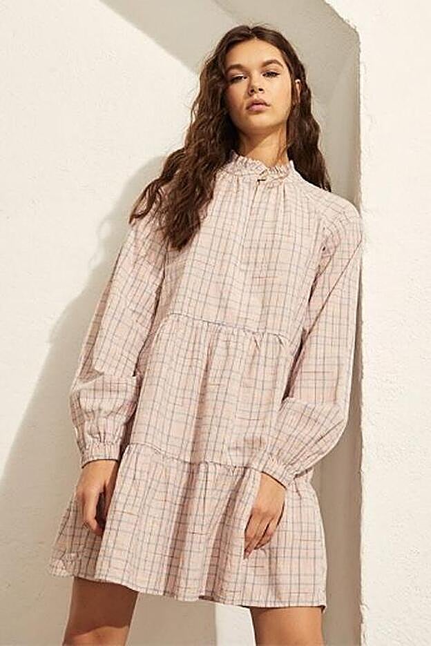 Vestido cuello mao con estampado de cuadros. (29,99 euros).