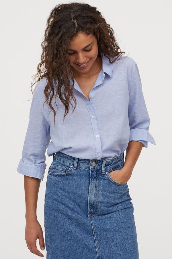 Mezcla de lino y algodón con cuello y canesú con pliegue de caja en la espalda para esta camisa en azul claro jaspeado de H&M. Con bajo redondeado, tiene un precio de 19,99 euros y está disponible en las tallas 40, 44, 46, 48 y 50, aunque se está agotando en casi todas.