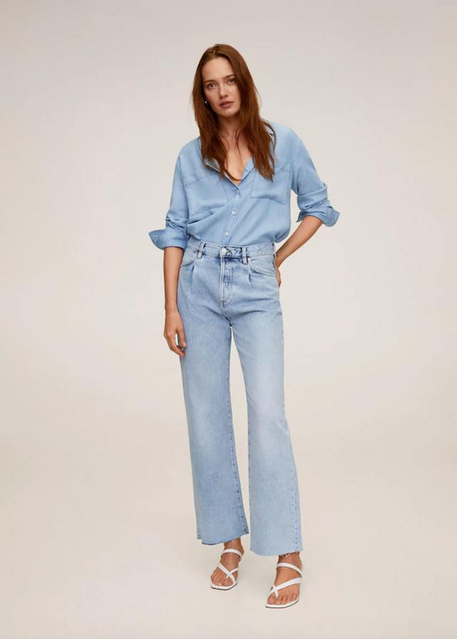 Otra propuesta con bolsillos en el frontal es esta bonita camisa de Mango confeccionada con tejido sostenible y acabado suave. Con cuello clásico y manga larga abotonada, cuesta 29,99 euros y está disponible entre las tallas XS y XL.