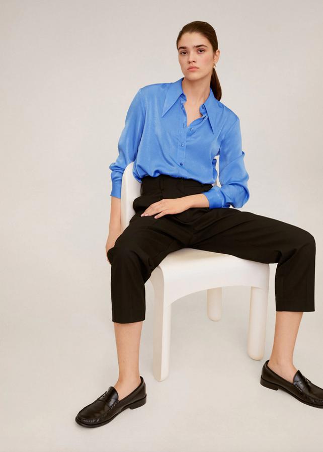 En tejido fluido y acabado satinado, Mango tiene en su catálogo esta camisa en azul intenso que solo está disponible en su web. Tiene el cuello tipo americano, y el cierre de botones viene a tono. Con un precio de 29,99 euros, solo queda en la talla L.