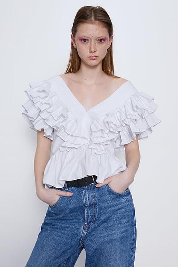 Maravilloso top de volantes que elevan cualquier look con vaqueros, de Zara.
