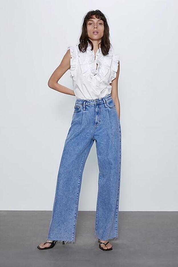 Un top sin mangas con volantes en todo el frontal, disponible hasta la XXL.