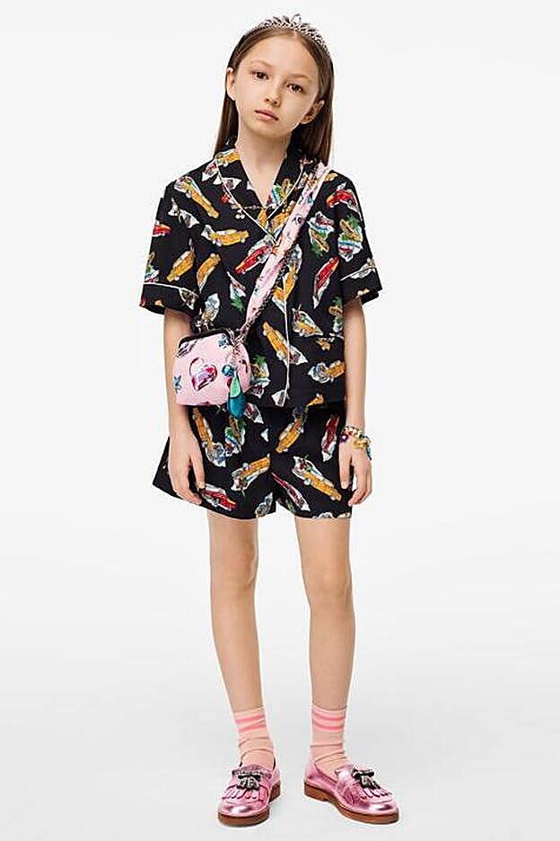 Conjunto pijamero con estampado de Zara Kids. Nosotras ya tenemos en nuestra wishlist la camisa, que cuesta 19,95 euros.