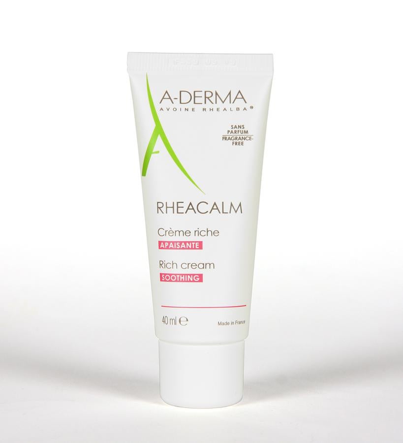 Usada a diario ayuda a las pieles reactivas –pieles fragilizadas con tendencia a la tirantez y al picor y que no soportan nada– a defenderse de las agresiones climáticas y reduce los signos funcionales de la reactividad cutánea. Para una piel aliviada y llena de bienestar.  Crema Calmante Enriquecida Rheacalm de A-Derma  (14,98 €).