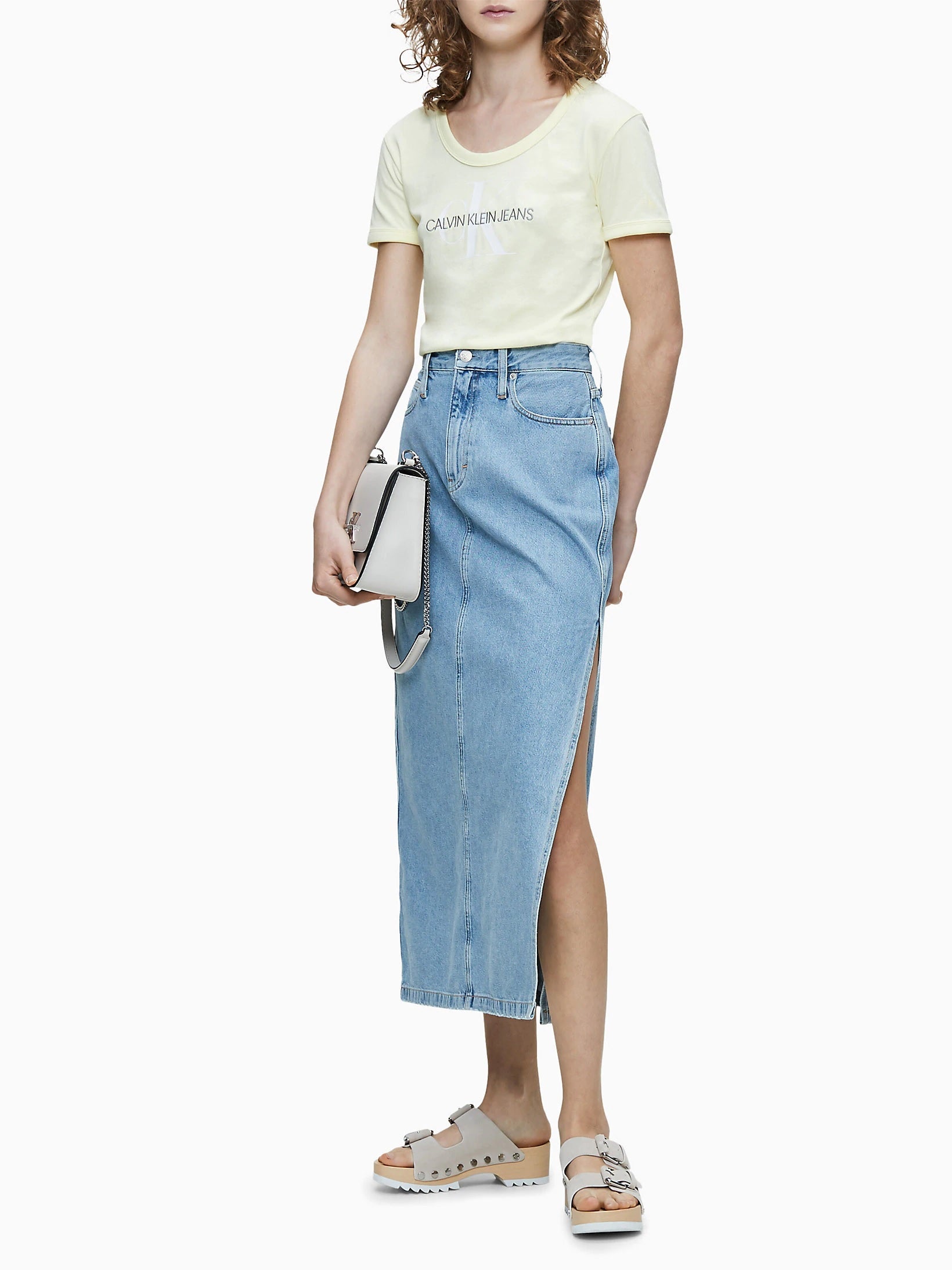 Falda midi de la colección de Calvin Klein con abertura lateral y vaquero sostenible. (99 euros).