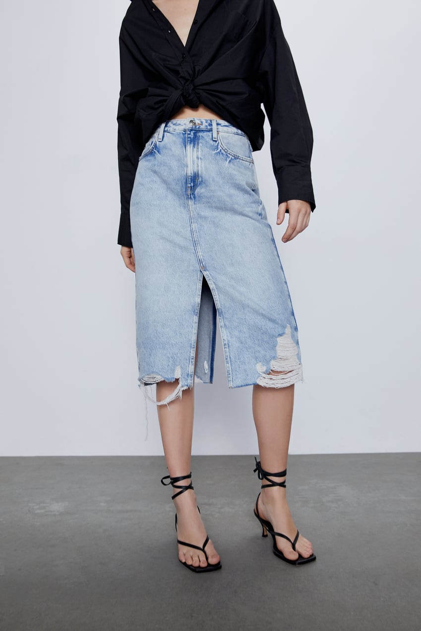 Zara propone la falda midi vaquera con rotos en el bajo y aperturas tanto delanteras como traseras. (25,95 euros).