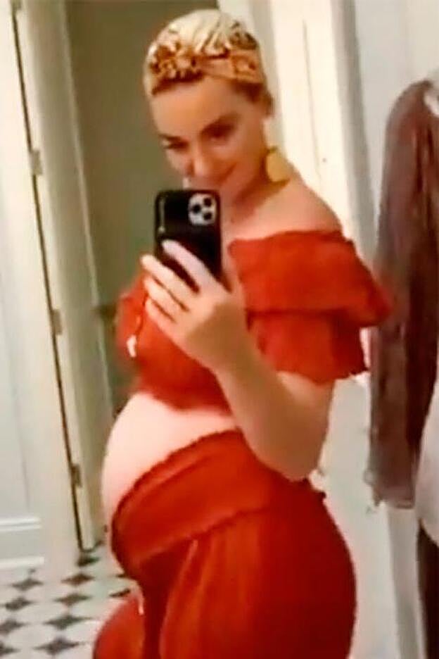 Así presume de embarazo Katy Perry en una videollamada.