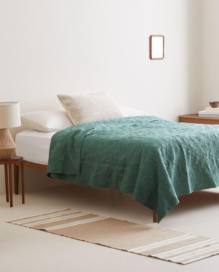 Cubre cama de algodón bordado, (79,99 euros).
