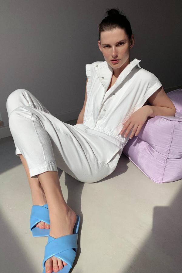 El blanco no puede faltar en nuestro armario veraniego, y este diseño de Zara en denim nos parece ideal. Con cuello redondo y manga sisa, tiene el cierre frontal con botones y cintura elástica. Cuesta 39,95 euros y está disponible entre las tallas XS y XL.