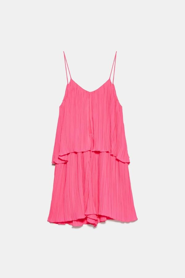 El más fresco y veraniego de toda la colección es este mono de tirantes finos en color rosa con escote redondo amplio y cintura elástica. Tiene forro interior, cuesta 29,95 euros y está disponible entre las tallas XS y XL.