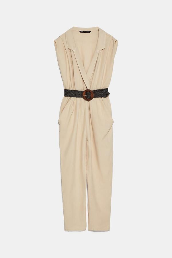 Este mono confeccionado con lino de cultivo sostenible viene con cuello de solapa y escote pico con manga sisa. Con cinturón combinado a contraste y bolsillos laterales, tiene un precio de 39,95 euros y está disponible entre las tallas XS y L.