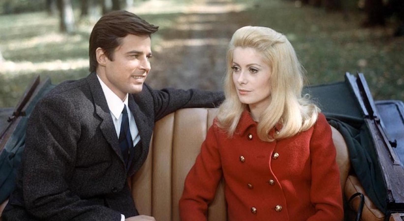 La historia con tintes surrealistas sobre la doble vida de una mujer burguesa con oscuras fantasías eróticas fue el comienzo de una fructífera relación creativa para Luis Buñuel y Catherine Deneuve. Otro gran amigo de la actriz, Yves Saint Laurent, fue el responsable de su vestuario, elegante y atemporal, compuesto por abrigos y vestidos en silueta recta, algunos de inspiración monacal. Para la anecdota quedan los zapatos, de los que se encargó Roger Vivier: unas sencillas merceditas con hebilla metálica que hoy se siguen produciendo bajo en nombre de Belle Vivier.