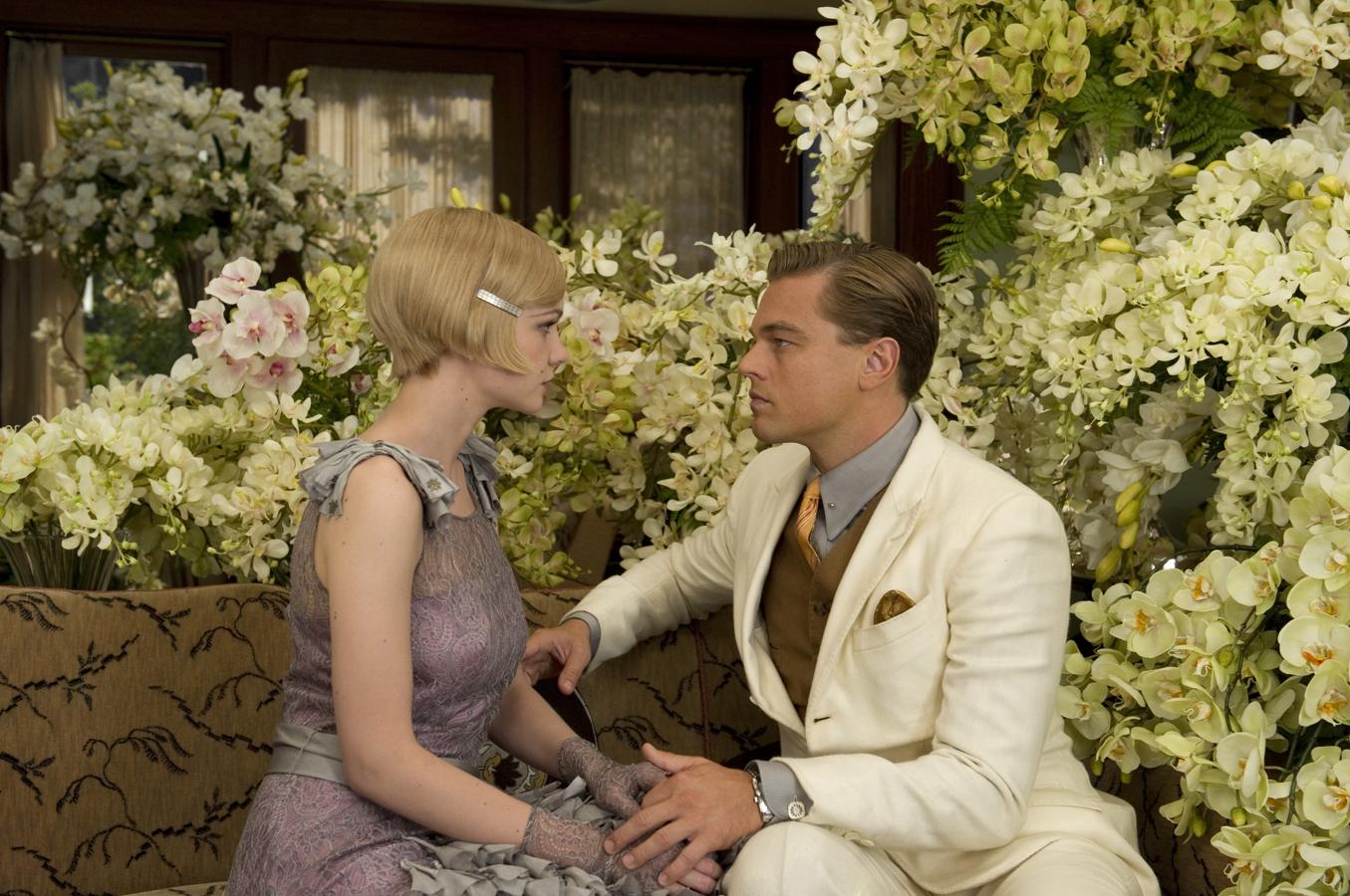 Los voluptuosos y alocados años veinte, pasados por el filtro pop del director Baz Luhrmann resultaron ser fuegos artificiales en la gran pantalla. Para apoyar este despliegue estético, el vestuario de Daisy Buchanan, interpretada por Carey Mulligan, recayó en manos de la siempre iconoclasta Miuccia Prada, que adaptó casi cuarenta diseños del archivo histórico de sus colecciones de Prada y Miu Miu para darles un giro inspirado en la estética de las flappers. ¿El resultado? Muchos flecos, maxi lentejuelas y cortes rectos de vestidos por la rodilla.