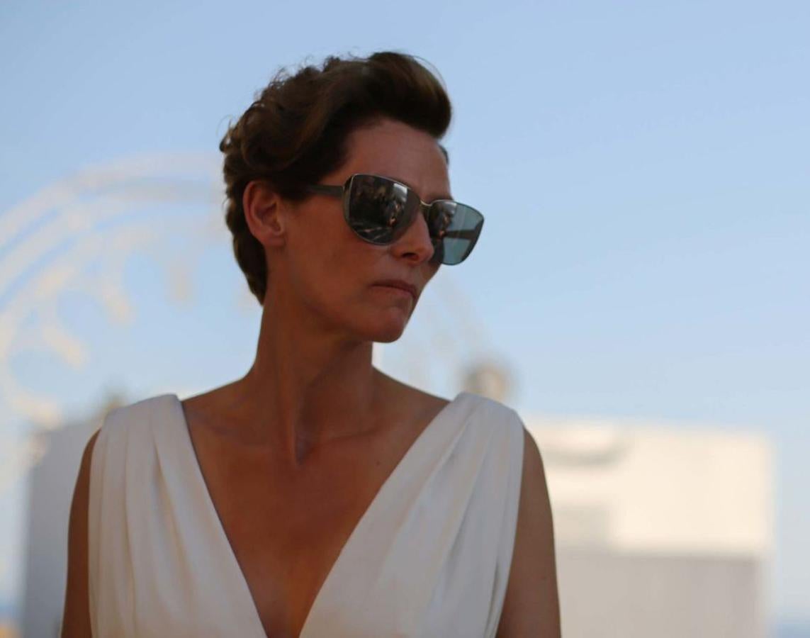 Luca Guadagnino revisó en 2015 el clásico francés de Jacques Deray, La Piscine, que protagonizaron en 1969 Alain Delon y Romy Schneider. Y lo hizo situando la escena en una villa de la isla italiana de Pantellería y dejando que del escapismo visual que debía respirar el armario de la protagonista, Tilda Swinton, se encargara Raf Simons, que por aquella época era director creativo de Dior. El resultado fue una traducción del minimalismo nórdico que el diseñador estaba practicando en la casa parisina, adaptado a las necesidades vacacionales de una convaleciente cantante de rock. Cortes asimétricos, vestidos en tonos crudos y un modelo de gafas de sol realizados en exclusiva para la película fueron el resultado.