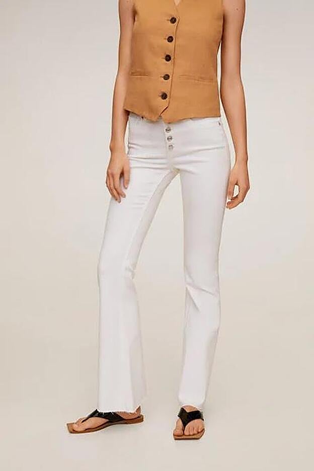 Jeans flare botones (29,99 euros).