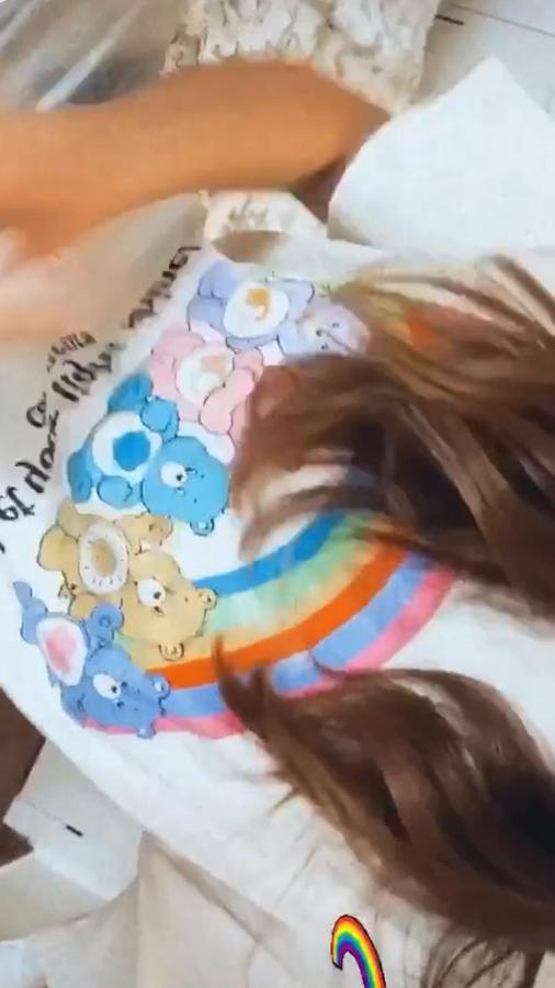 Rocío Osorno cayó rendida a esta camiseta de los Osos Amorosos con arcoiris (12,99 euros) para usarla con shorts y pantalones vaqueros y conseguir un look básico, pero divertido.