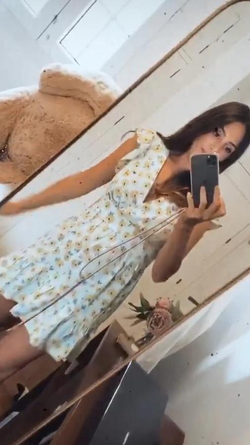 El vestido mini de flores es esa prenda que siempre tiene que estar en tu armario y este en tonos pasteles con escote en pico y volantes (22,99 euros) que tiene Rocío Osorno es ideal.