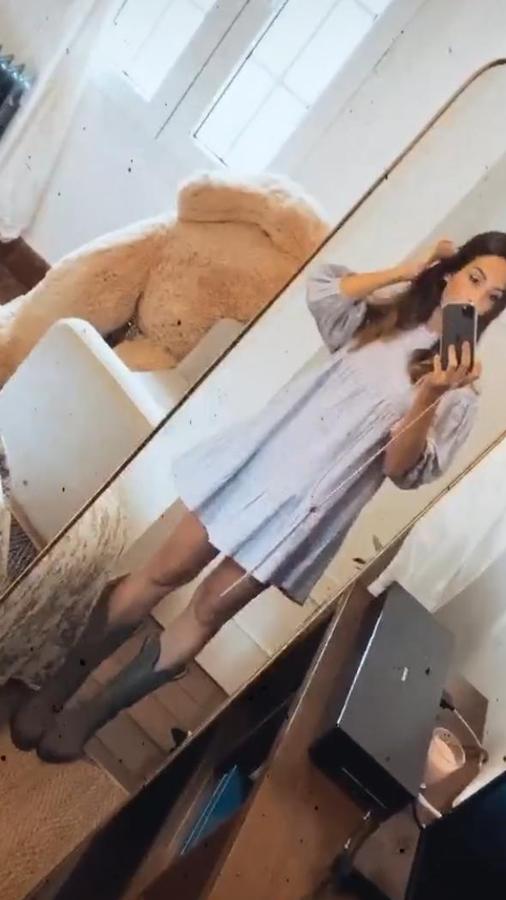Rocío Osorno se ha unido a la tendencia del color lila con este vestido babydoll con bordados y mangas abullonadas (25,99 euros). "Me lo he puesto con botas para que veáis lo chula que queda esta combinación".