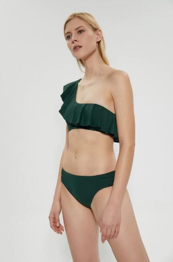 Bikini con top de volante asimétrico y braguita con detalle drapeado en los laterales, de la colección de baño de Sfera (9,99 el top y 7,99 la parte de abajo).