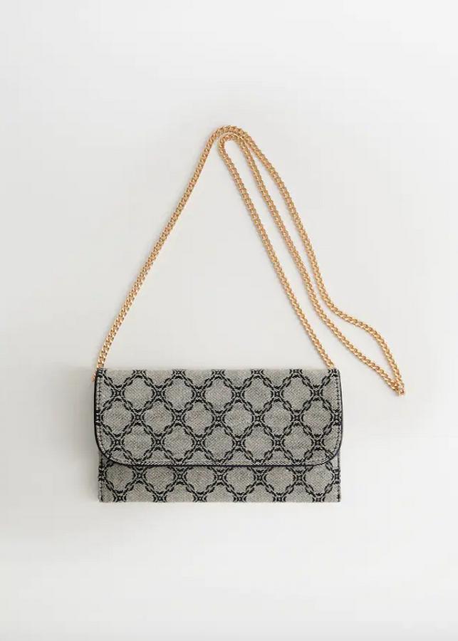 Un clásico que nos puede sacar de más de un apuro es este diseño en estampado Jacquard en tonos azules de Mango con cierre de clip metálico. Cuesta 15,99 euros.