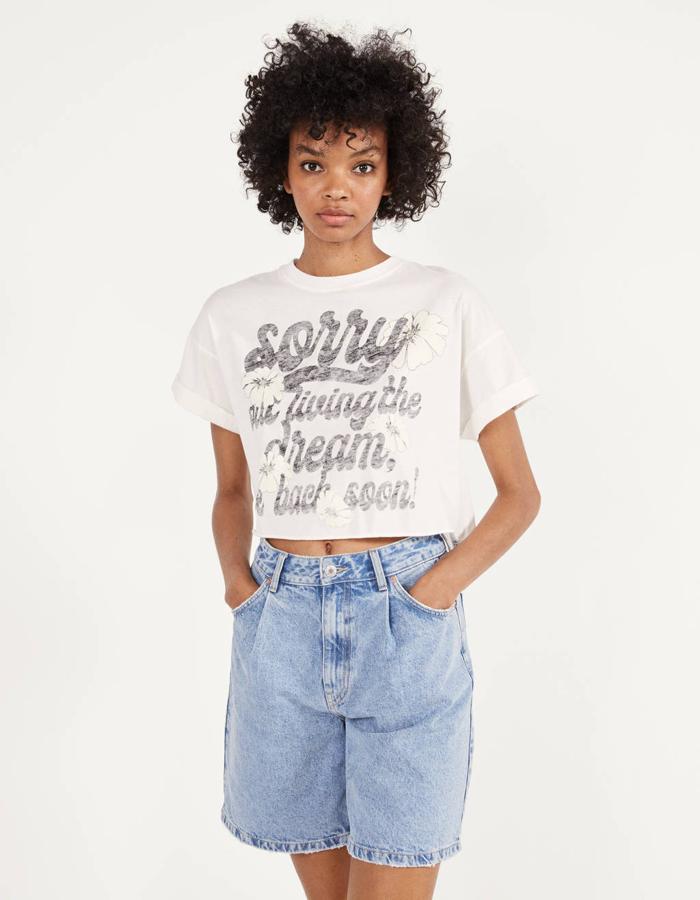 Con estampado de letras desgastadas y en color blanco, esta camiseta cropped de Bershka nos parece ideal para lucir con cualquier prenda denim. Tiene un precio de 12,99 euros y está disponible entre las tallas XS y L.