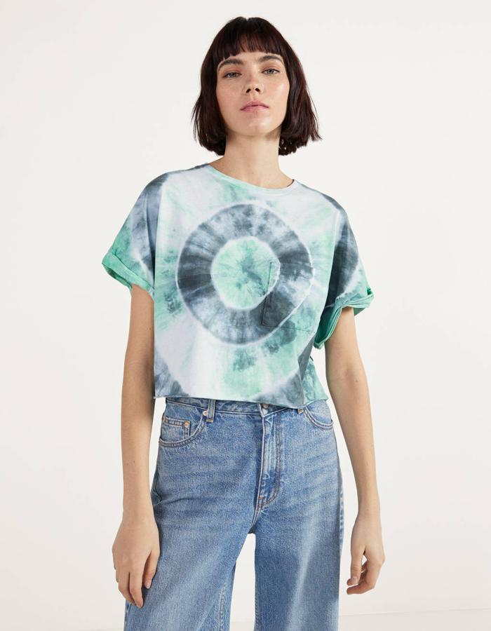 Bershka ha apostado por el estampado casual que es tendencia esta temporada, y ha lanzado esta camiseta tie dye en tonos verdes y azules. Con bolsillo en el frontal, cuesta 7,99 euros y está disponible entre las tallas XS y L.