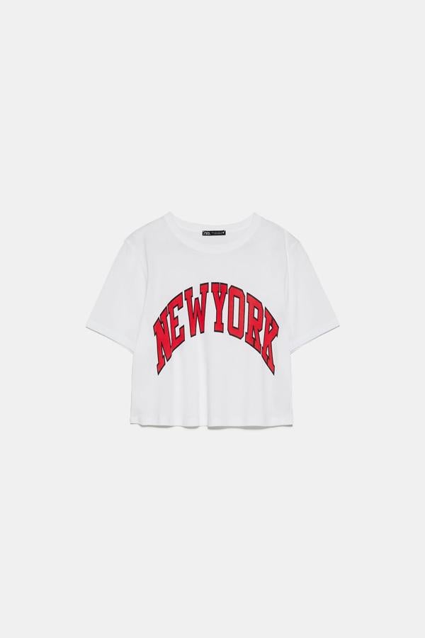 Con letras rojas con el nombre de la ciudad más cosmopolita del mundo, Nueva York, esta camiseta de Zara pertenece a la colección sostenible de la firma y cuesta 5,95 euros. Se ha agotado en todas las tallas, pero según la web va a regresar en la S y la M.