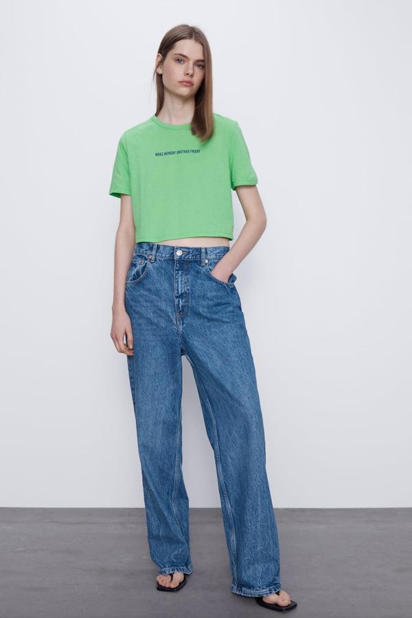 Confeccionada con al menos un 50% de algodón orgánico, esta camiseta de Zara con detalle de texto en el frontal tiene el cuello redondo y las mangas cortas. Cuesta 5,95 euros y está disponible entre las tallas S y L.