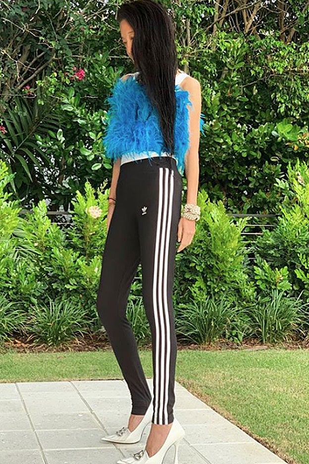 Un look que podría llevar hoy Kylie jenner, pero que se pone Vera Wang, a sus 70 años.