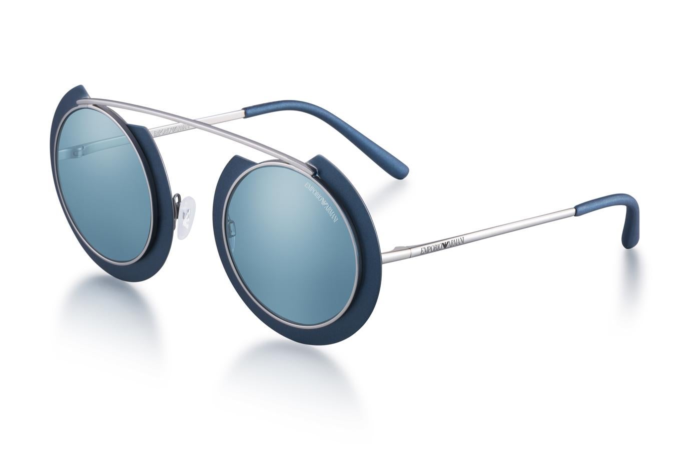 Como si fueran una pequña escultura. Así es este modelo de la colección P/V 2020 de Emporio Armani al que no nos podemos resistir. Seguro que tú tampoco, es imposible quitar la atención de unas gafas como estas.