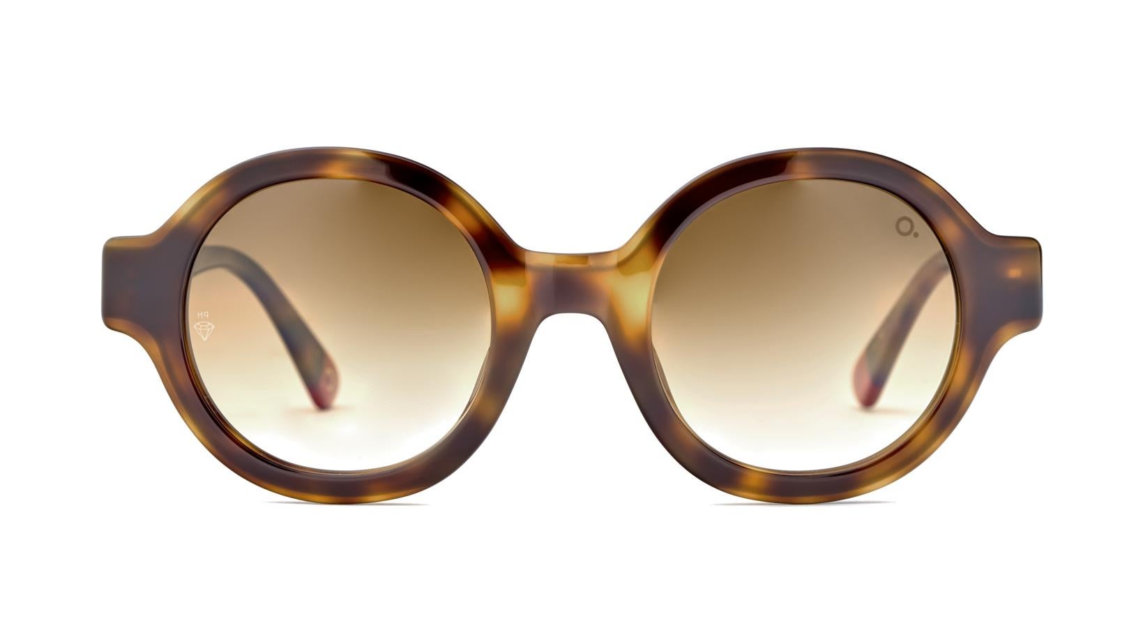 Gafas redondas y de concha, de las que pegan con todo. Con este modelo de Etnia Barcelona no tendrás que echar ningunas mas en tu maleta de vacaciones.