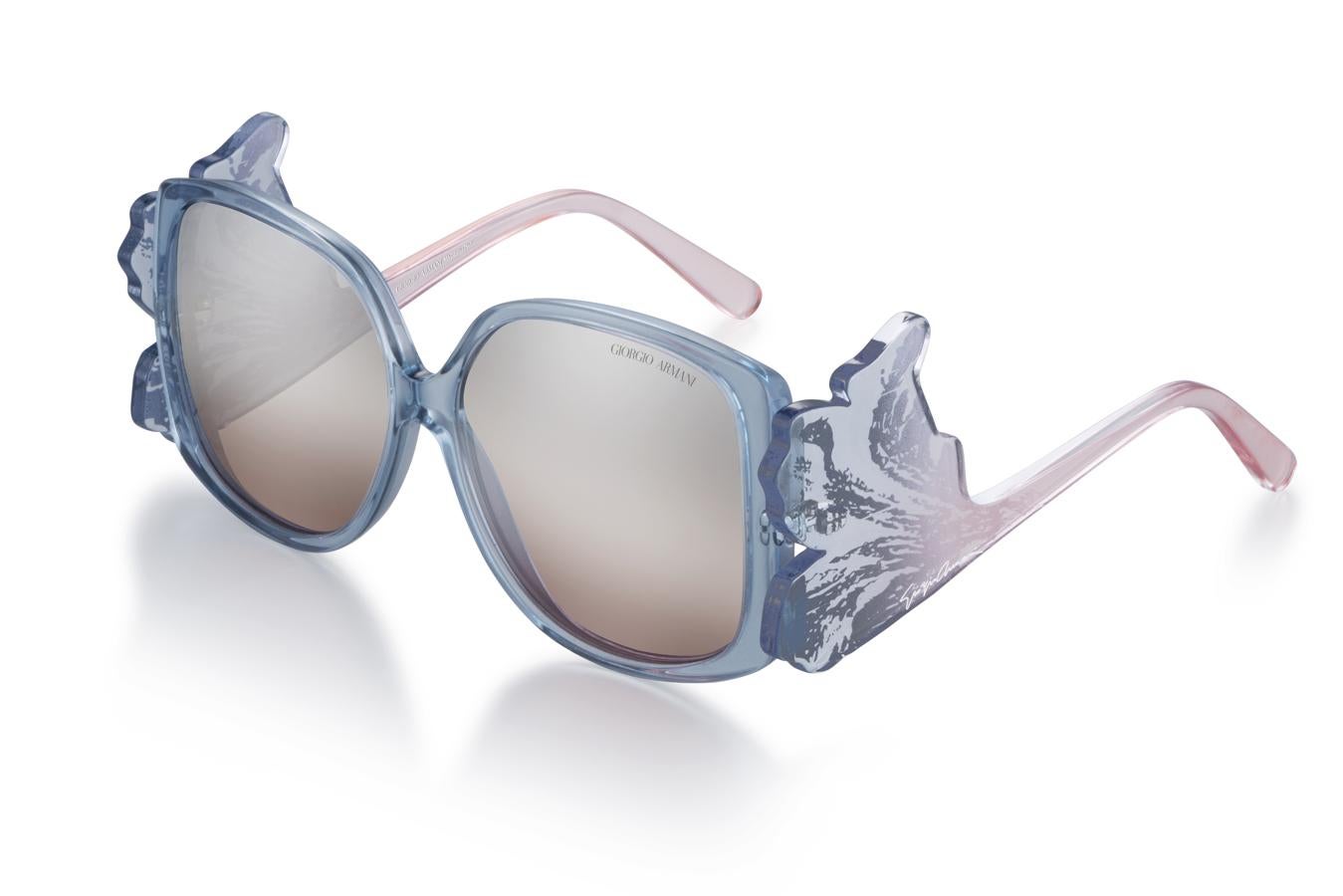 Giorgio Armani ha querido hacer unas gafas de sol de esas que llaman la atención. Estas en tonos pastel y con flores en las patillas desde luego que lo harán.