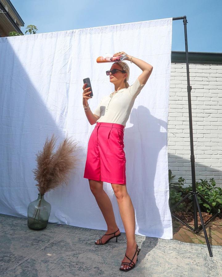 Con una dos de las tendencias top de este verano: los jerseys de punto tipo polo (este es de H&M) y los  pantalones bermudas .