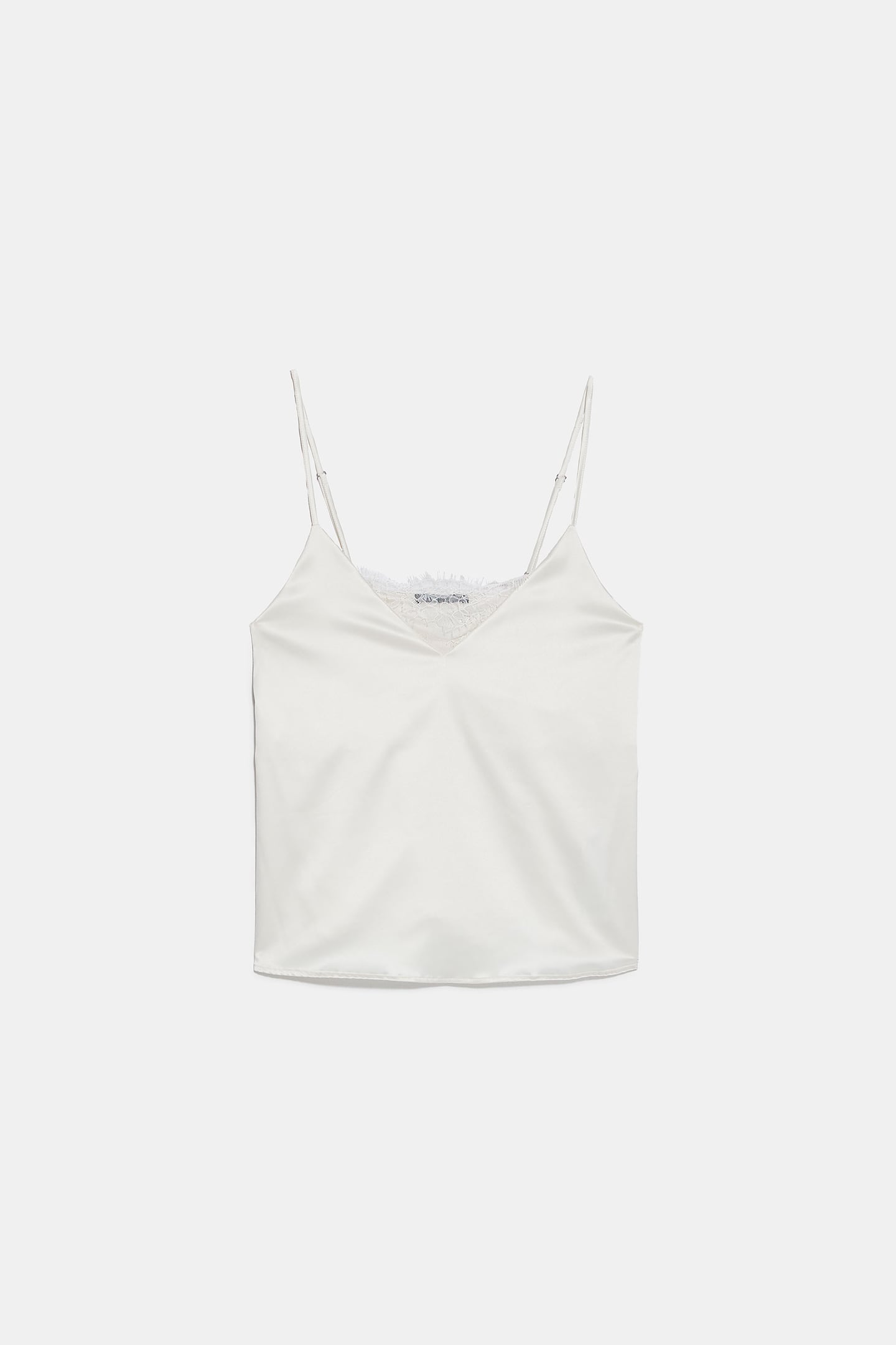 La tendencia lencera siempre es un acierto y más si la lleva un top blanco satinado con encaje y tirante fino, como este de Zara. (15,95 euros). Un básico esencial.