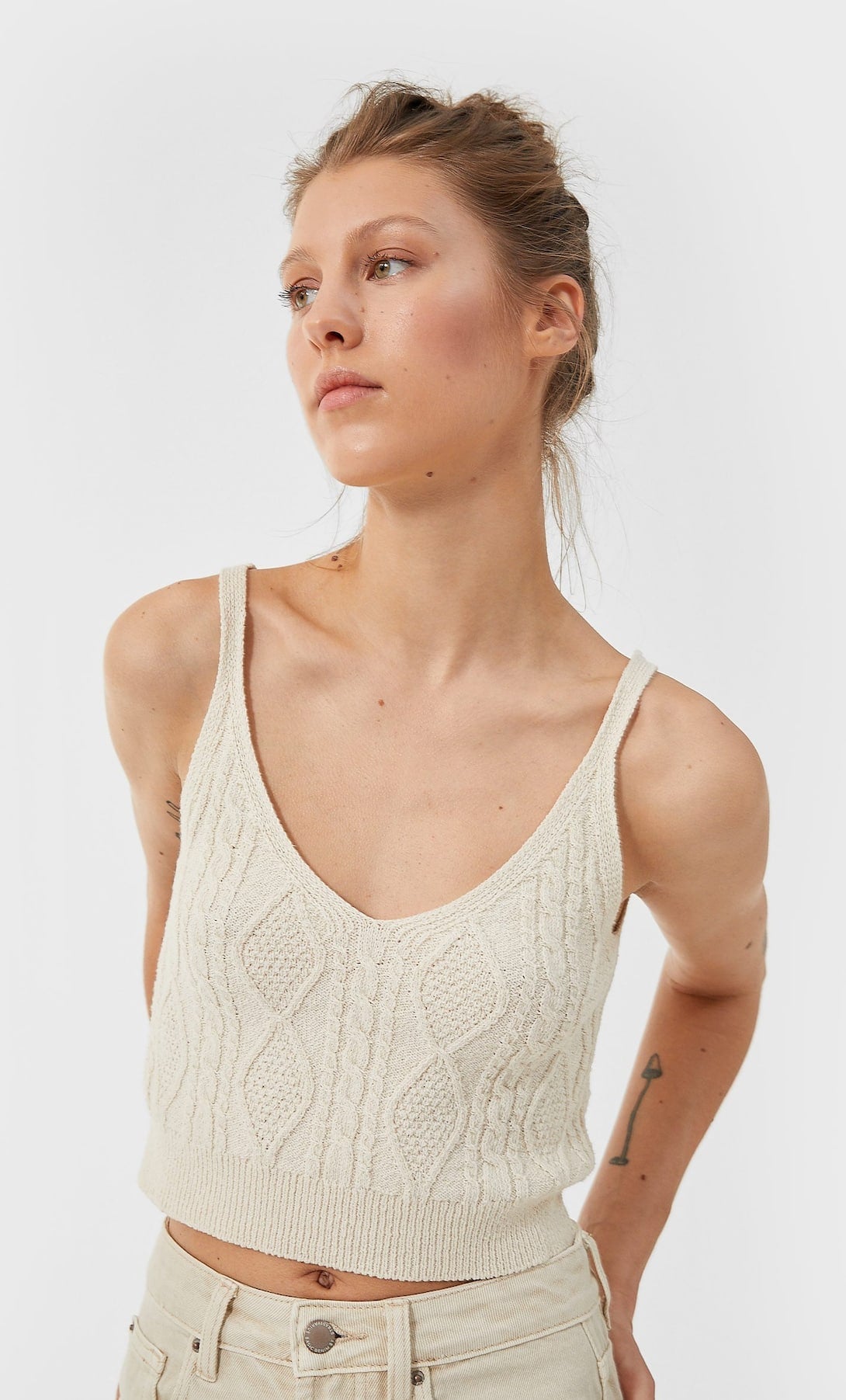 ¿La alternativa? El punto, que también se ha colado entre las tendencias del verano 2020 con tops como éste de Stradivarius. (15,99 euros).