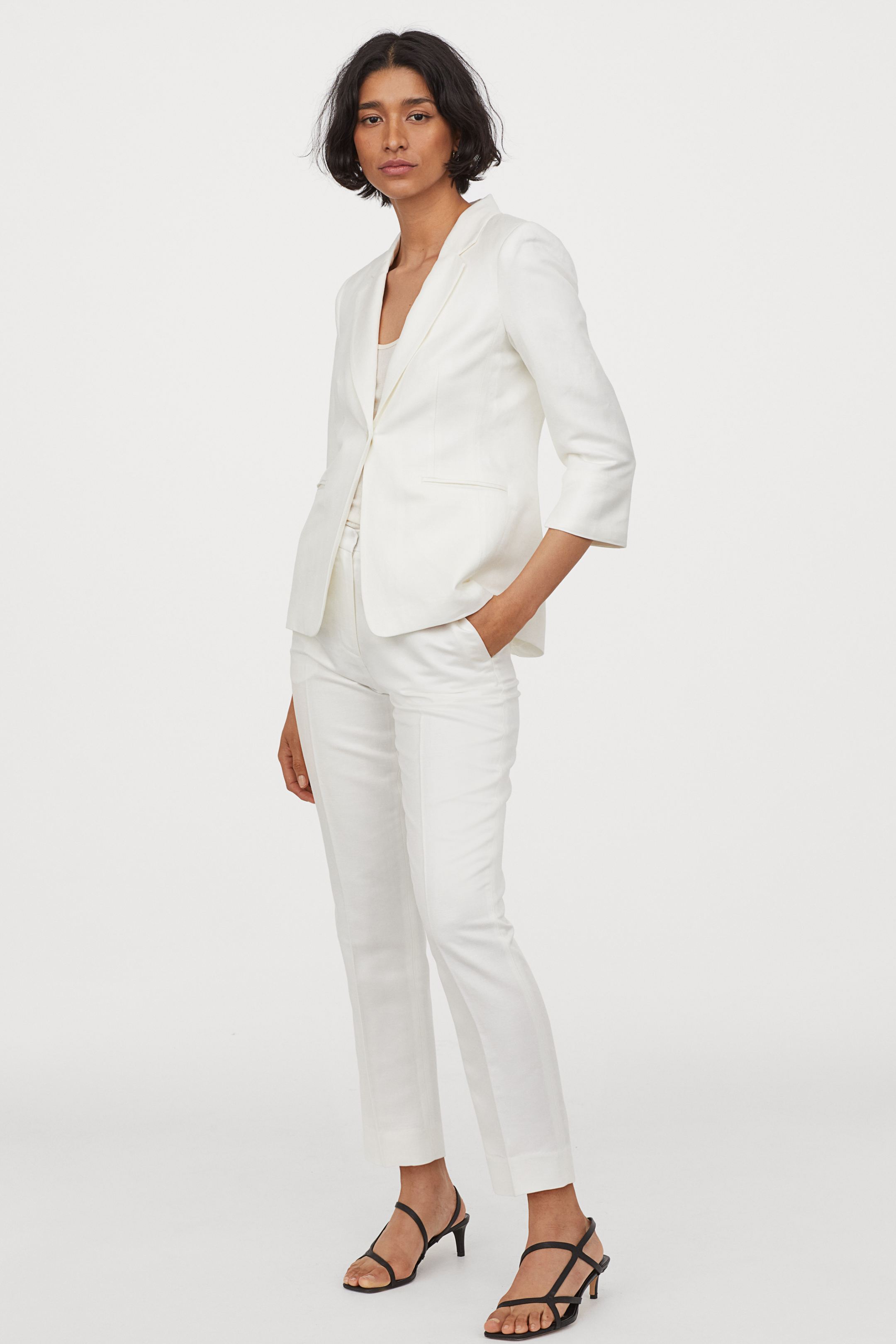 La americana blanca de lino es un básico que tu armario de verano no se puede perder. ¡La vas a sacar partido tanto de día como de noche! (39,99 euros).