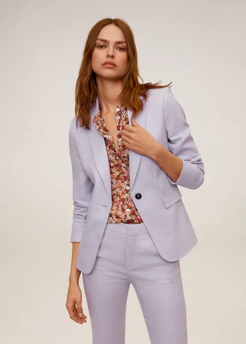 Americana de lino en tono lila, el color más deseado de la temporada. (39,99 euros).