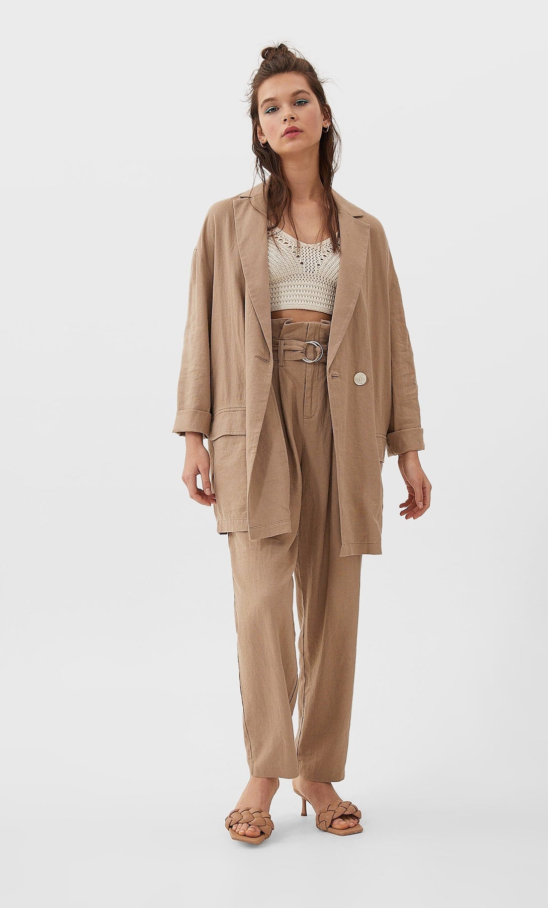 El mismo corte cómodo, fluido y XXL pero en color piedra. (35,99 euros).