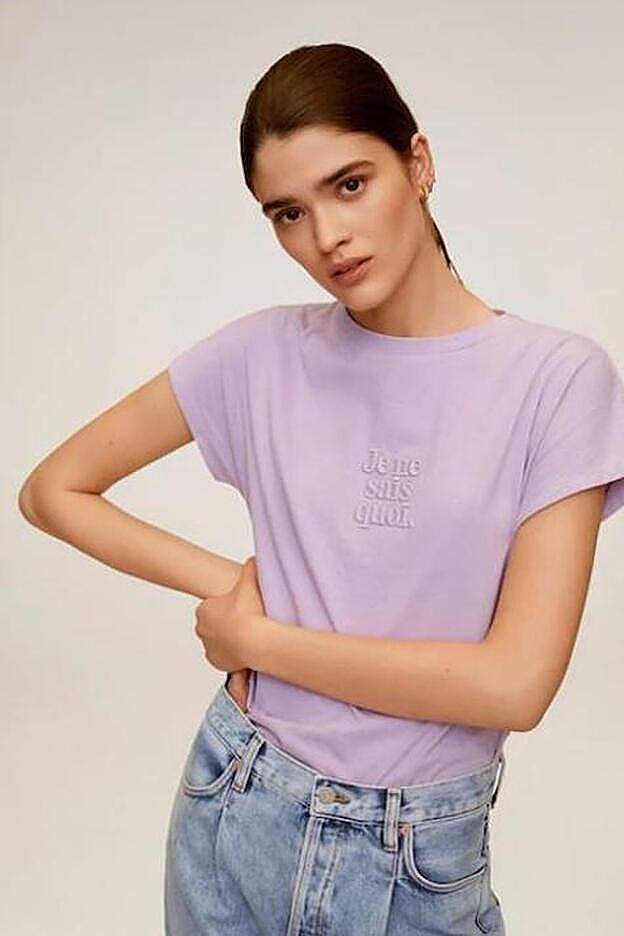 Camiseta morada con mensaje, de Mango (15,99 euros).
