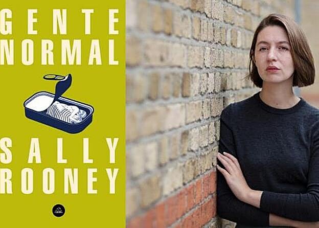 La joven autora Sally Rooney, con la portada de 'Gente normal'