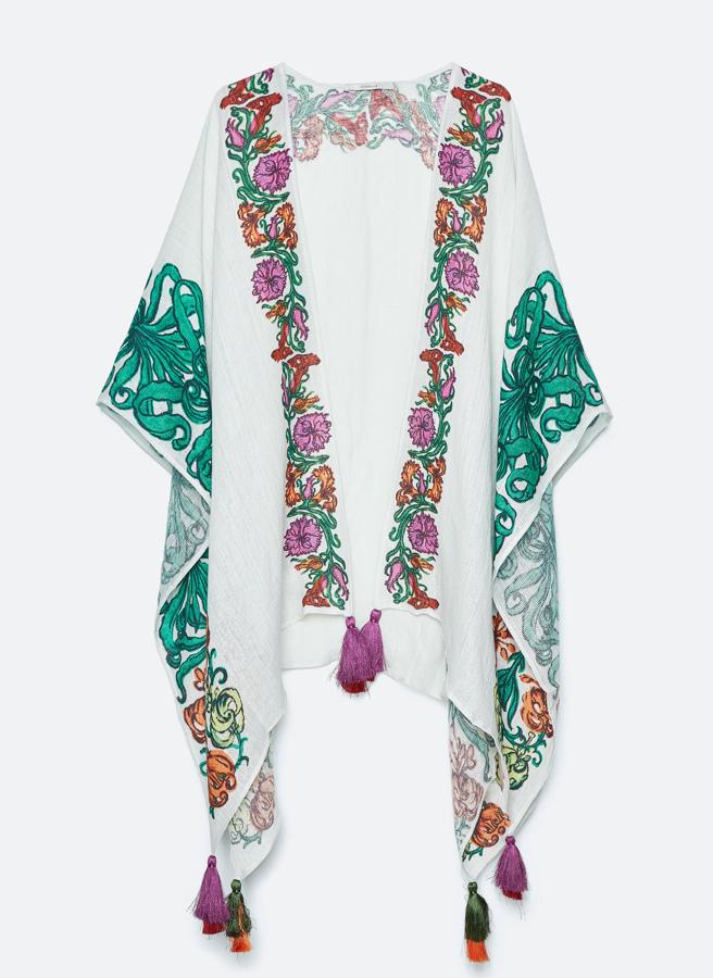 Poncho de algodón con dibujos de grecas y flores, adornado con borlas de colores, de la nueva colección de verano de Uterqüe (59 euros).