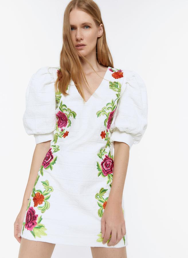 Vestino mini con manga volumen y escote de pico, con bordados de flores en los dos laterales, de la nueva colección de verano de Uterqüe (129 euros).
