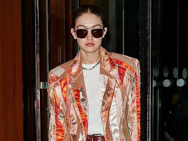Gigi Hadid con unas gafas de sol de su firma favorita.